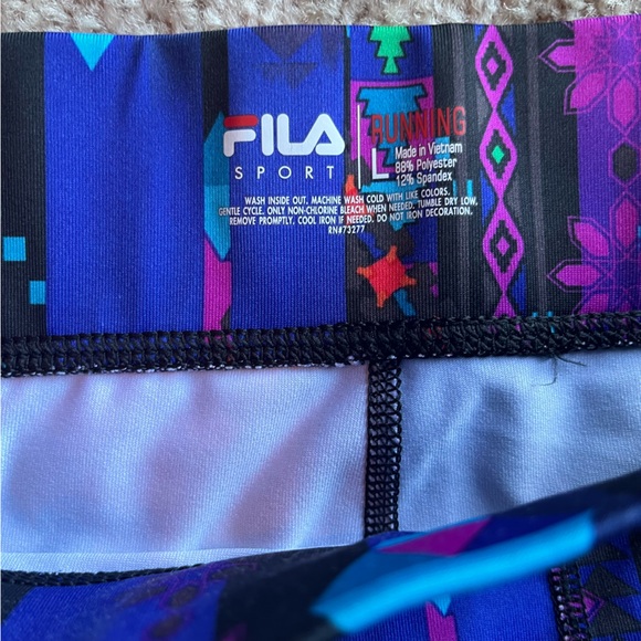 Fila women’s athletics capris 🏃♀️ size large 🏃♀️ like new - Picture 4 of 5